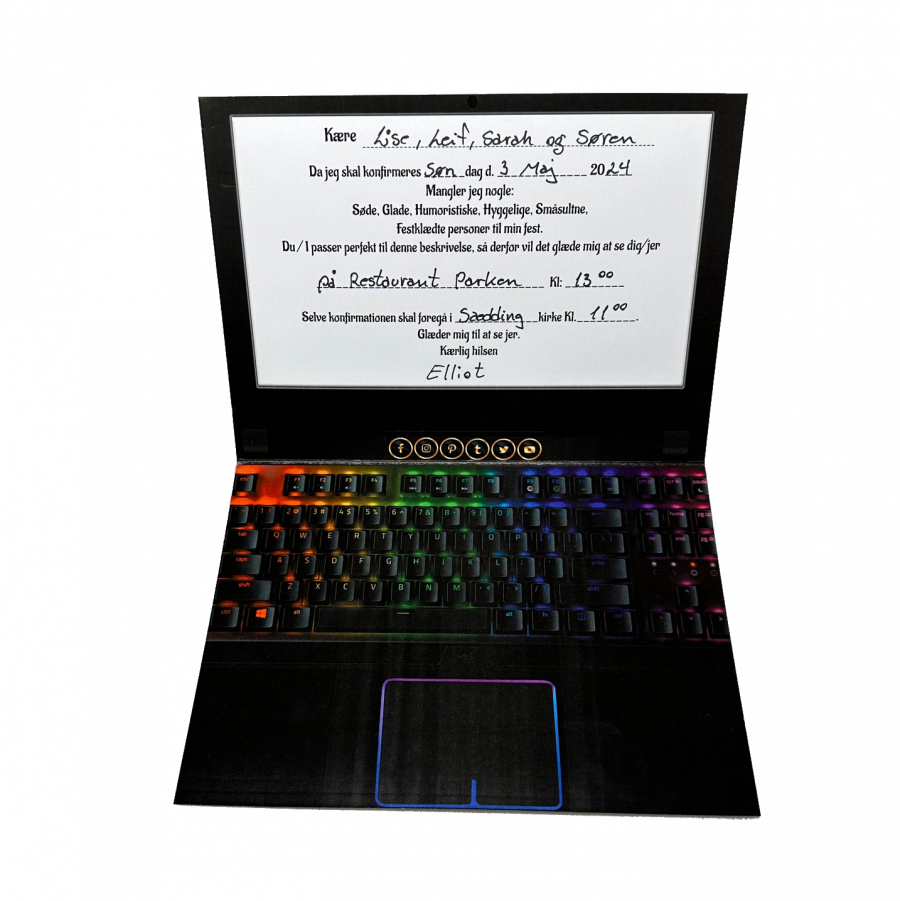 Invitation til konfirmation - Laptop design - Farvet tastatur - Fortrykt tekst